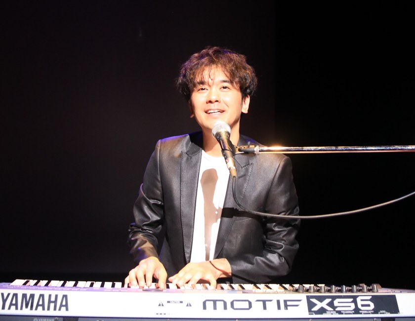 キーボードを弾きながら歌う弓削田健介