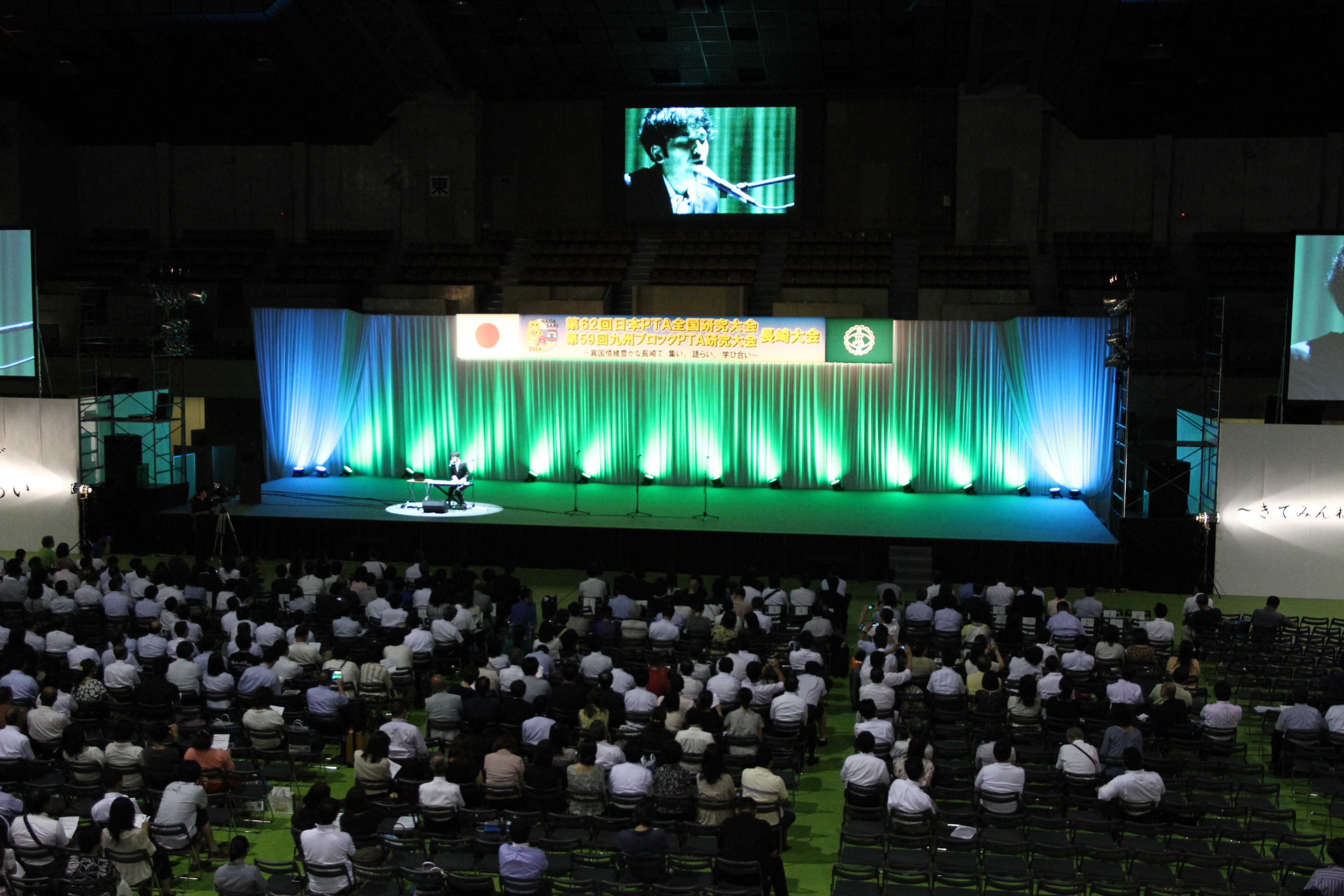 第62回日本PTA全国研究大会長崎大会の全体会会場で演奏する弓削田健介
