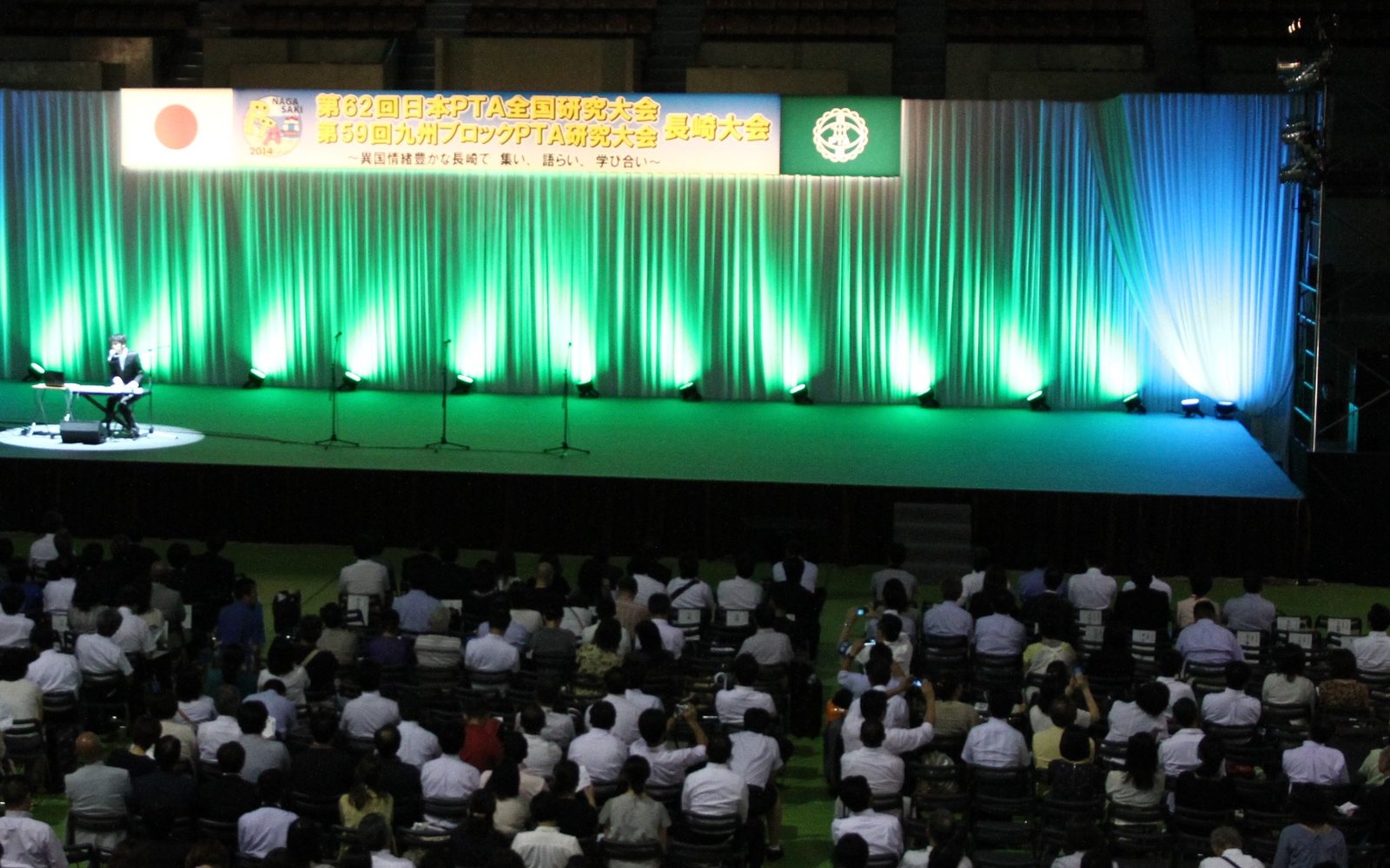 第62回日本PTA全国研究大会・第59回九州ブロックPTA研究大会 長崎大会の舞台で演奏する弓削田健介