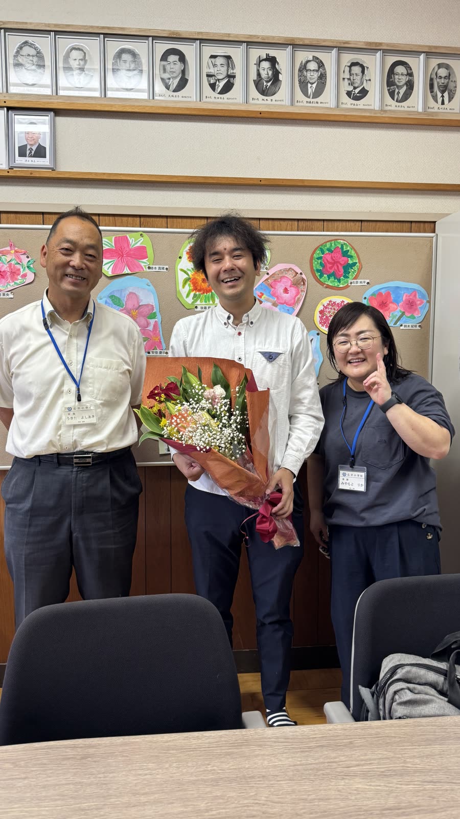 花束をいただき先生方と記念撮影
